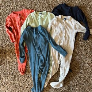 5 Old Navy onesies size 3-6 and 6-9 months